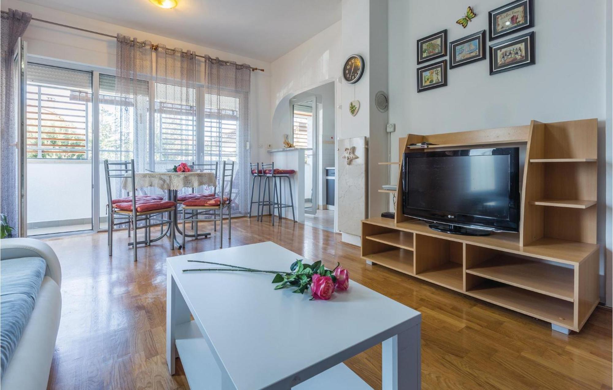 Lovely Apartment In Umag With Kitchen Экстерьер фото