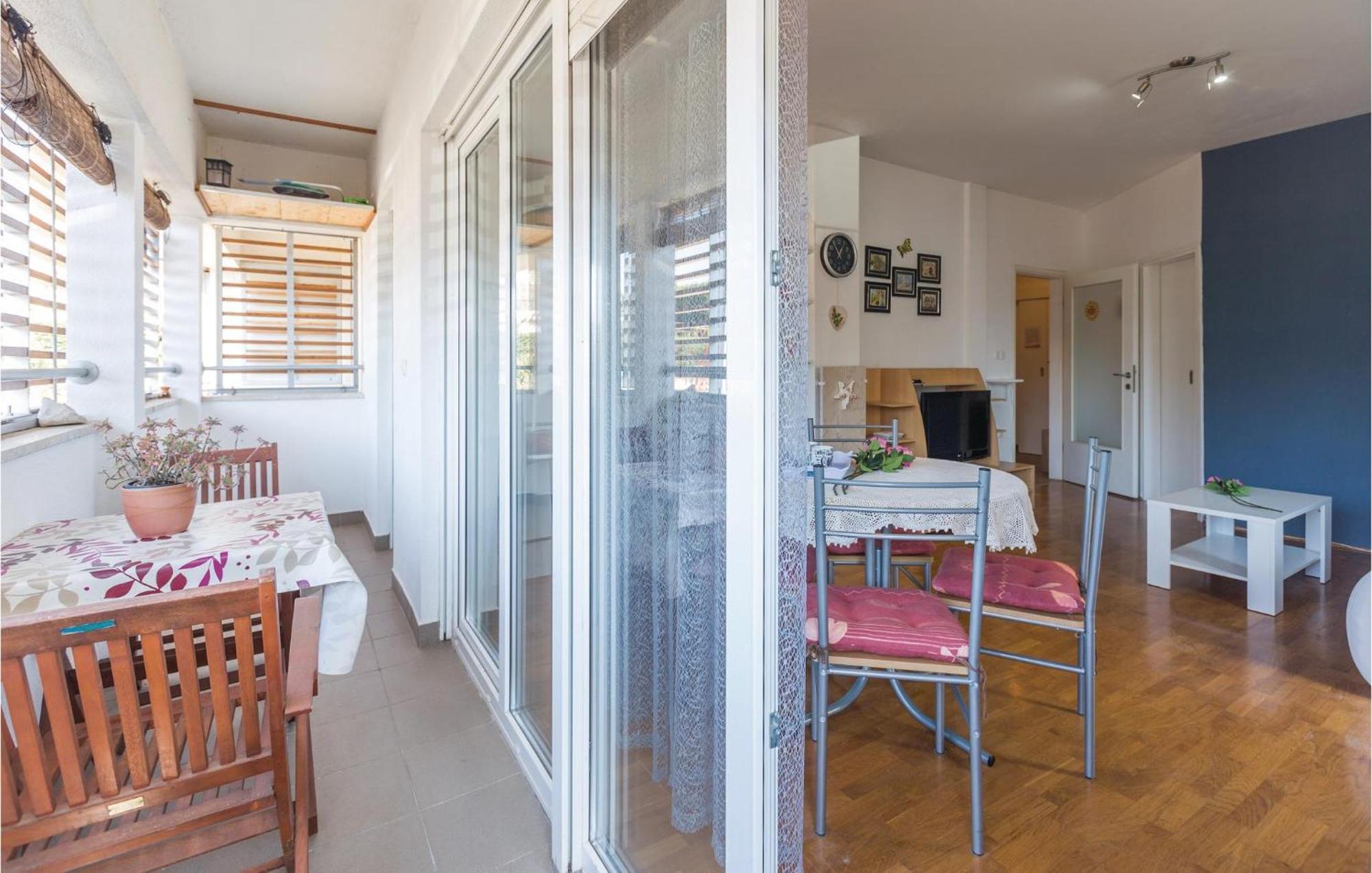 Lovely Apartment In Umag With Kitchen Экстерьер фото