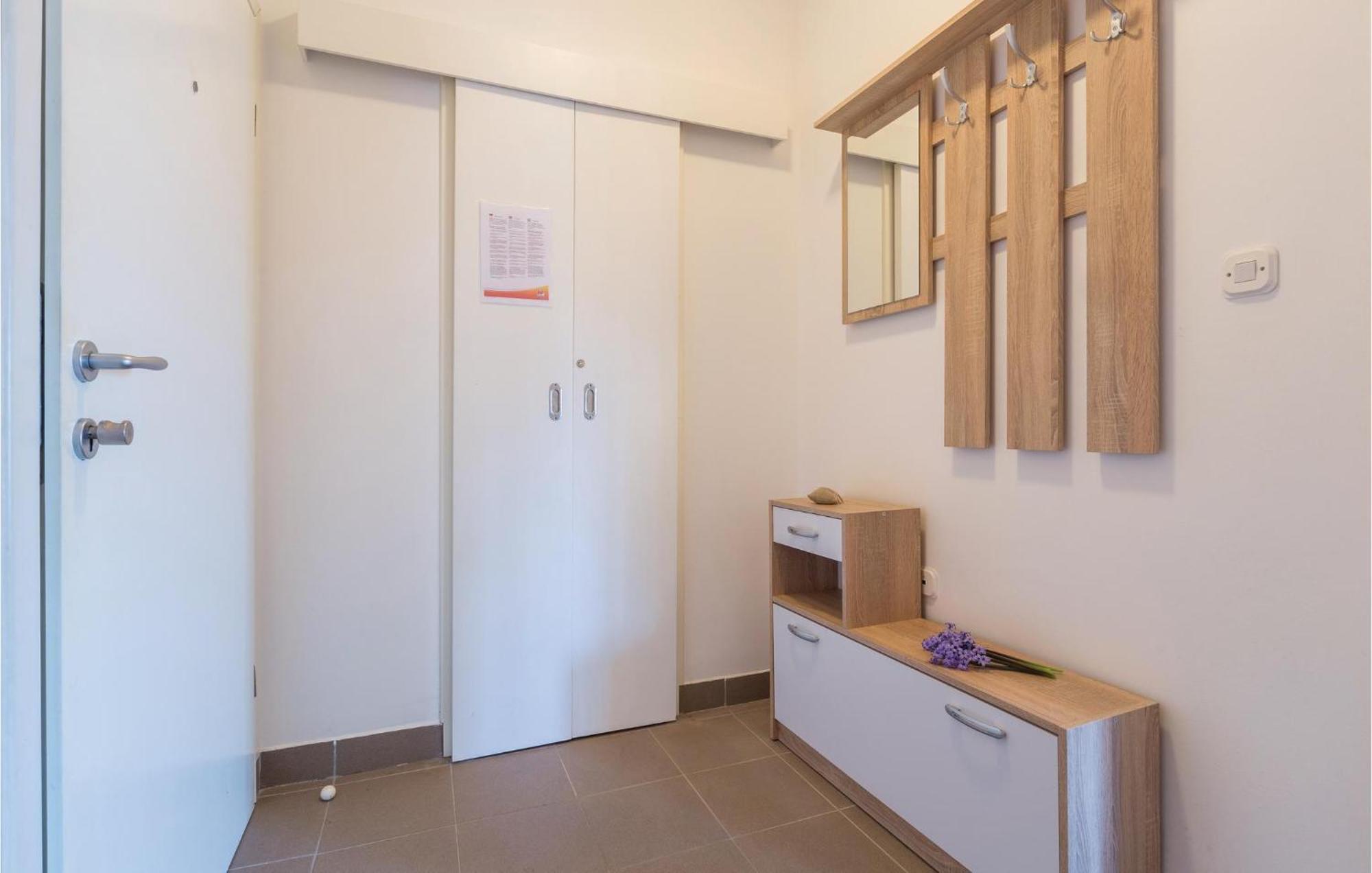 Lovely Apartment In Umag With Kitchen Экстерьер фото